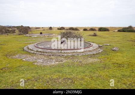 Collocazione di vecchie armi da difesa costiere a Felixstowe, Regno Unito Foto Stock