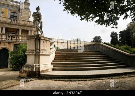 Queluz, Lisbona, Portogallo - 21 novembre 2022: Splendida scalinata in pietra del Palazzo Nazionale di Queluz a Lisbona Foto Stock