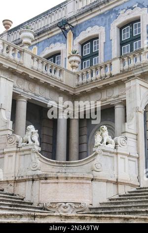 Queluz, Lisbona, Portogallo - 21 novembre 2022: Splendida scalinata in pietra del Palazzo Nazionale di Queluz a Lisbona Foto Stock