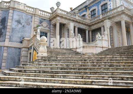 Queluz, Lisbona, Portogallo - 21 novembre 2022: Splendida scalinata in pietra del Palazzo Nazionale di Queluz a Lisbona Foto Stock