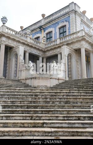 Queluz, Lisbona, Portogallo - 21 novembre 2022: Splendida scalinata in pietra del Palazzo Nazionale di Queluz a Lisbona Foto Stock