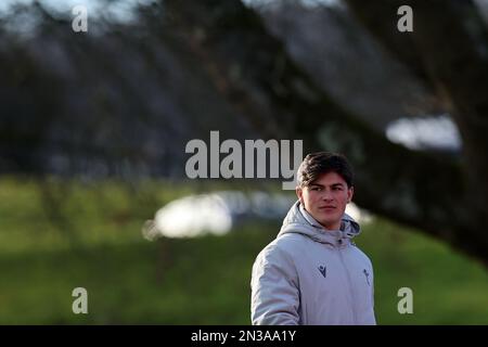 Cardiff, Regno Unito. 07th Feb, 2023. Louis Rees-Zammit del Galles arriva per la sessione di rugby del Galles, vale of Glamorgan martedì 7th febbraio 2023. La squadra si prepara per la partita di campionato Guinness Six Nations contro la Scozia questo fine settimana. pic di Andrew Orchard/Andrew Orchard SPORTS photography/Alamy Live News Credit: Andrew Orchard SPORTS photography/Alamy Live News Foto Stock