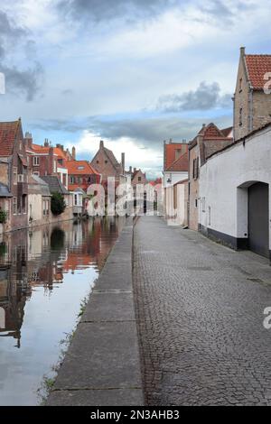 Bruges, Belgio - 04 novembre 2022: Architettura medievale e canali nelle Fiandre. Foto Stock