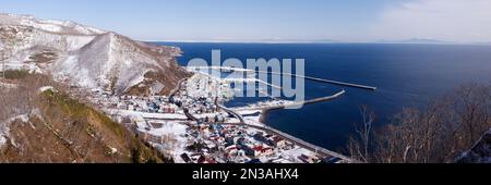 Panoramica del porto di pesca, Rausu, la penisola di Shiretoko, Hokkaido, Giappone Foto Stock