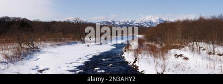 Attraversa il paesaggio innevato, la penisola di Shiretoko, Hokkaido, Giappone Foto Stock