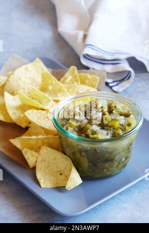 Salsa di tomatillo servita con tortilla di mais Foto Stock