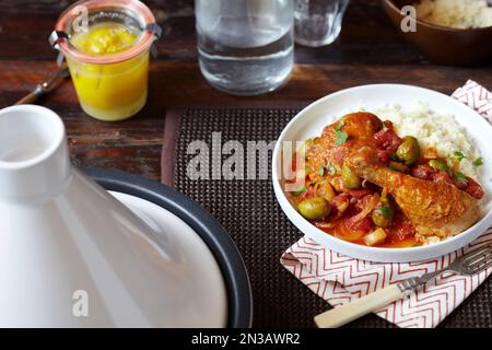 Tagine di pollo marocchino con olive geine e limone conservato a lato Foto Stock