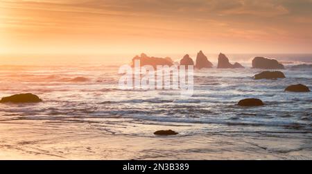 Tramonto a Bandon Beach, Oregon, Stati Uniti Foto Stock