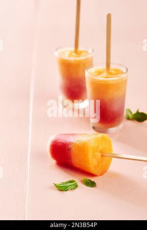 Gelato alla frutta fatto in casa con menta su fondo di pesca Foto Stock