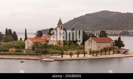 VIS, CROAZIA, EUROPA - Chiesa di San Jerome e Monastero Francescano, sulla penisola di Perrovo, sull'isola di Vis. Foto Stock