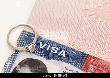 Foto concettuale per visto di fiance e immigrazione americana con anello di diamante Foto Stock