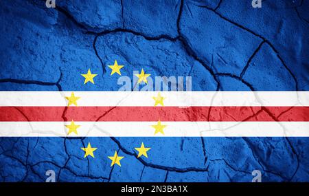 Bandiera della Repubblica di Cabo Verde. Simbolo di Cabo Verde. Bandiera sullo sfondo di terra secca spaccata. Bandiera del Capo Verde con concetto di siccità Foto Stock