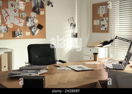 Interno ufficio Detective con grande scrivania in legno Foto Stock