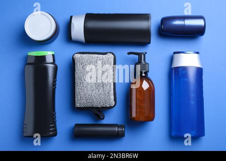 Composizione piatta con prodotti cosmetici per uomo su sfondo blu Foto Stock