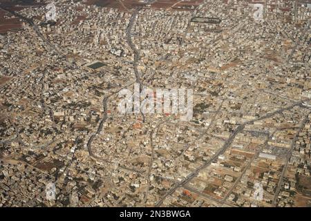 Madaba storica città aerea vista sul drone, meta turistica popolare in Giordania Foto Stock