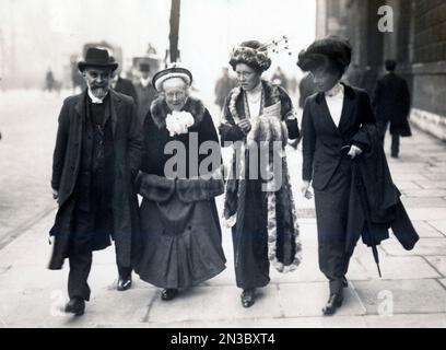 Elizabeth Garrett Anderson e Louisa Garrett Anderson, Alfred Caldecott e un altro nel 1910 il giorno in cui andarono a vedere il primo Ministro Foto Stock