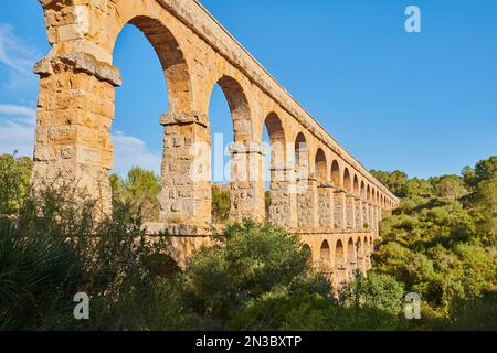 Antico acquedotto romano, l'acquedotto Ferreres (Aqüeducte de les Ferreres) noto anche come Pont del Diable (Ponte del Diavolo) vicino a Tarragona Foto Stock