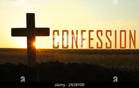 Parola Confessione vicino silhouette di croce cristiana all'aperto all'alba Foto Stock