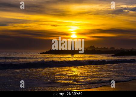 Tramonto d'oro sul faro di Walton Foto Stock