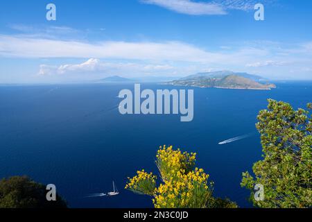 Vista da Villa Jovis sull'isola di Capri sulla Costiera Amalfitana e sul Golfo di Napoli; Napoli, Capri, Italia Foto Stock