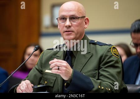 Washington, Stati Uniti d'America. 07th Feb, 2023. John Modlin, Chief Patrol Agent, Tucson Sector, USA Dogane e protezione delle frontiere risponde alle domande durante un’audizione della Camera Committee on Oversight and Accountability intitolata “in prima linea nella crisi di confine: Un’audizione con i Chief Patrol Agents” nel Rayburn House Office Building di Washington, DC, martedì 7 febbraio 2023. Credit: Rod Lammey/CNP/Sipa USA Credit: Sipa USA/Alamy Live News Foto Stock