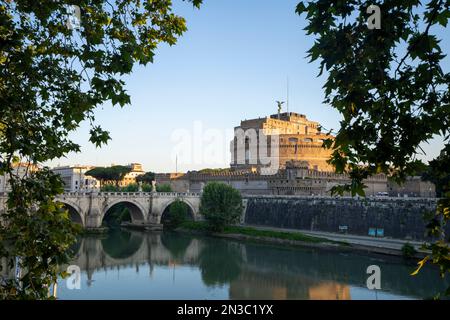 Vista di Castel Sant'Angelo (Mausoleo di Adriano) e Ponte Sant'Angelo dall'altra parte del fiume Tevere; Roma, Lazio, Italia Foto Stock
