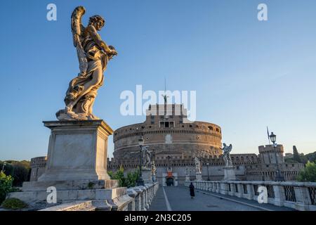 Vista di Castel Sant'Angelo (Mausoleo di Adriano) con una suora che attraversa il Ponte Sant'Angelo; Roma, Lazio, Italia Foto Stock