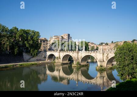 Vista panoramica del Ponte Sant'Angelo sul Tevere; Roma, Italia Foto Stock
