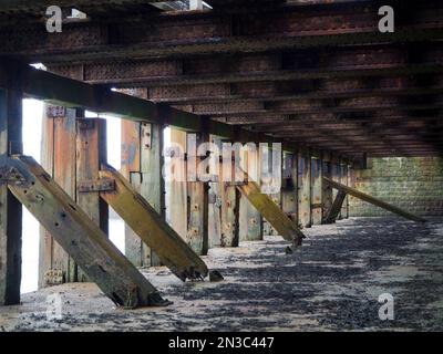 Vista della struttura di supporto in legno sotto il molo di Folkestone Harbour Arm; Folkestone, Kent, Inghilterra, Regno Unito Foto Stock