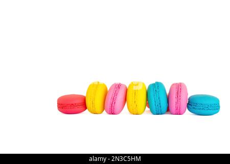 Macaron colorati allineati l'uno sopra l'altro. Foto Stock