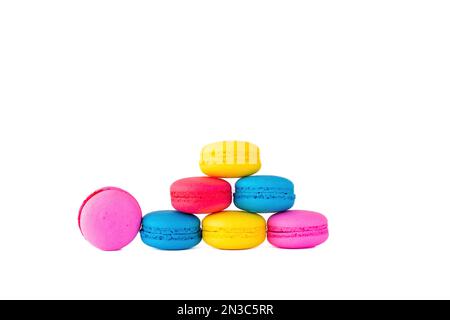 Macaron colorati allineati l'uno sopra l'altro. Foto Stock