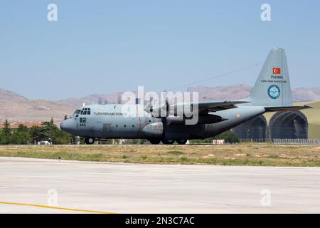 Konya, Turchia - 07 01 2021:i membri dello Squadrone dell'Aeronautica militare di Turkısh 24 si preparano per il volo di addestramento dell'Aquila Anatolia 2021 con un C-130J iracheno Foto Stock