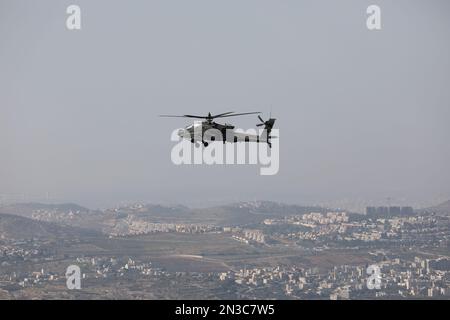 Un elicottero AH-64 Apache attaccato alla Brigata dell'Aviazione di combattimento 36th manovra in posizione durante l'esercizio Juniper Oak 23. Gli elicotteri, parte della Task Force Spartan, volano su una gamma di fuoco vivo allestita nel Mar Mediterraneo in coordinamento con gli Stati Uniti e la Marina israeliana per dimostrare l'impegno degli Stati Uniti per la sicurezza di Israele e rafforzare l'interoperabilità delle forze statunitensi e israeliane. (STATI UNITI Foto dell'esercito del personale Sgt. Sam De Leon) Foto Stock