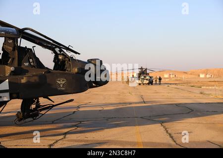 I piloti del 1-101st Aviation Regiment e del 3-142nd Assault Helicopter Battaglione, entrambi attaccati a 36th Battle Aviation Brigade partecipano all'esercizio Juniper Oak 2023 in Israele. Gli elicotteri Apache AH-64 volavano su una gamma di fuoco dal vivo allestita nel Mar Mediterraneo in coordinamento con la Marina degli Stati Uniti e israeliana per dimostrare l'impegno degli Stati Uniti per la sicurezza di Israele e rafforzare l'interoperabilità delle forze statunitensi e israeliane (U.S.A. Foto dell'esercito del personale Sgt. Sam De Leon). Foto Stock