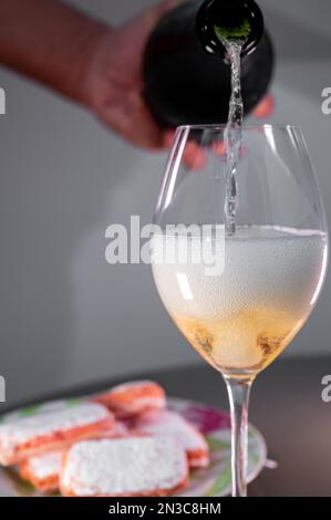 Bicchieri di spumante champagne o cava con bollicine e dessert dolce biscotti di rose Reims sullo sfondo, Reims, Francia Foto Stock
