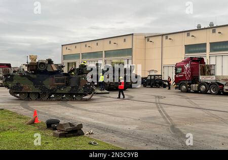 I lavoratori dell'Army Field Support il Coleman Army del Battaglione-Mannheim preposizionò il cantiere di stock-2 a Mannheim, in Germania, preparano i veicoli da combattimento della fanteria M2A2 Bradley per il movimento. I Bradleys saranno utilizzati per addestrare le forze ucraine su come operare e mantenerle. (Foto di Jason Todd) Foto Stock