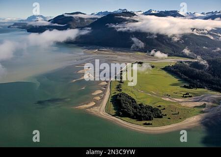 Gli estuari avvolti dalla nebbia mattutina sono rivelati nella regione intertidale della costa sud-orientale dell'Alaska lungo il canale Lynn nel sud-est dell'Alaska Foto Stock