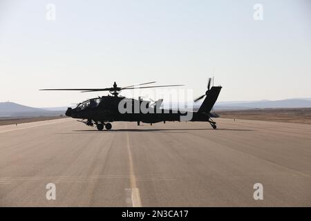 Un elicottero AH-64 Apache, della Brigata dell'Aviazione di combattimento 36th, si prepara a prendere il cielo durante l'esercizio Juniper Oak 2023. I soldati, parte della Task Force Spartan, sono stati incaricati di negoziare una gamma di fuoco vivo nel Mar Mediterraneo in coordinamento con gli Stati Uniti e la Marina israeliana per dimostrare l'impegno degli Stati Uniti per la sicurezza di Israele e rafforzare l'interoperabilità delle forze statunitensi e israeliane (USA Foto dell'esercito del personale Sgt. Sam De Leon). Foto Stock