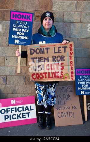 Un infermiere sulla linea Picket al di fuori dello Sheffield Children's Hospital Foto Stock