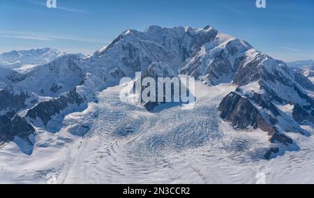 Foto aerea del Kluane National Park, con montagne innevate che compongono il paesaggio. Il Monte Vancouver si vede qui Foto Stock