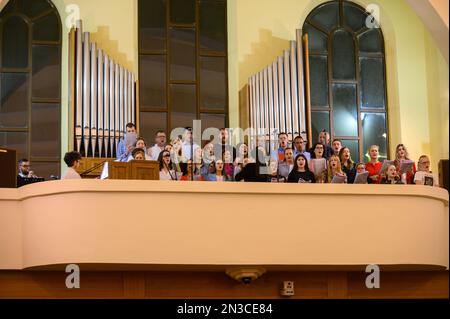 Il coro canta durante la Santa Messa nella veglia pasquale nella Chiesa di San Giacomo a Medjugorje. Foto Stock