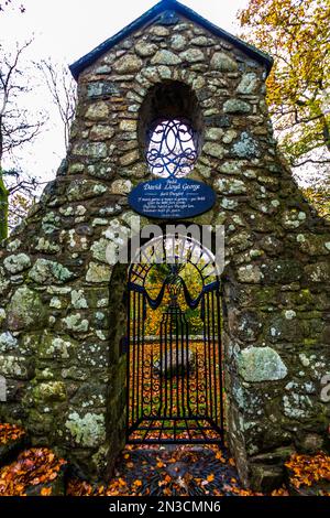 LLANYSTUMDWY, GALLES UK – NOVEMBRE 21: Porta del primo Ministro liberale David Lloyd George grave. Progettato da Clough Williams-Ellis. Llanystumdwy , Cricc Foto Stock