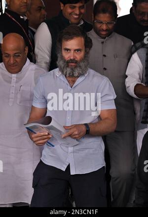 Nuova Delhi, India. 07th Feb, 2023. NEW DELHI, INDIA - 7 FEBBRAIO: Rahul Gandhi, membri del Congresso, con altri membri del Parlamento nel corso della sessione di bilancio in corso, il 7 febbraio 2023 a Nuova Delhi, India. (Foto di Sanjeev Verma/Hindustan Times/Sipa USA) Credit: Sipa USA/Alamy Live News Foto Stock