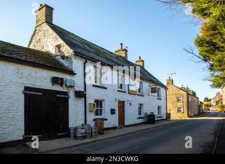 Il pub New inn nel villaggio di Flash, il villaggio più alto della Gran Bretagna, nel distretto di punta delle brughiere dello Staffordshire Foto Stock