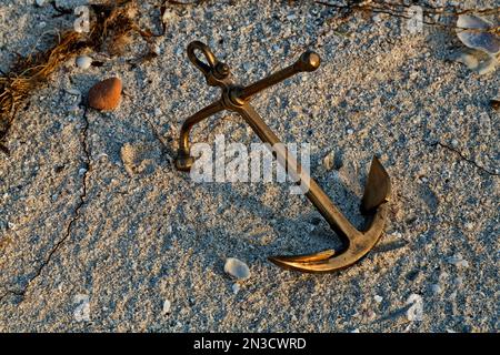 Capo Horn Anchor, scultura in ottone, riposante sulla spiaggia, Golfo del Messico, Texas. Foto Stock