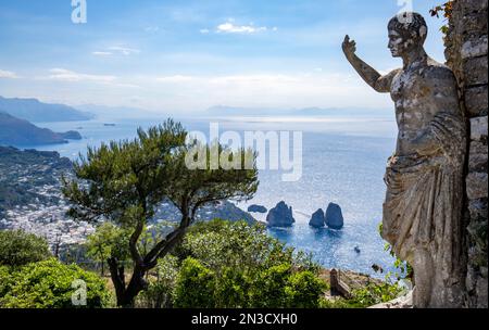 Vista della baia dei Faraglioni e delle formazioni rocciose dal Monte Solaro sull'isola di Capri, Napoli, Italia; Monte Solaro, Capri, Italia Foto Stock