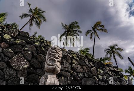 Palme contro nuvole piovose subito dopo una tempesta fuori dalla grande Muraglia che racchiude il Parco storico nazionale PU'uhonua o Hōnaunau sulla ... Foto Stock