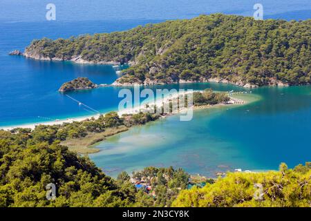 Veduta aerea di Oludeniz (Olu Deniz), un resort sulla spiaggia sulla Costa Turchese, conosciuto come Mar morto e Laguna Blu; Provincia di Mugla, Turchia Foto Stock