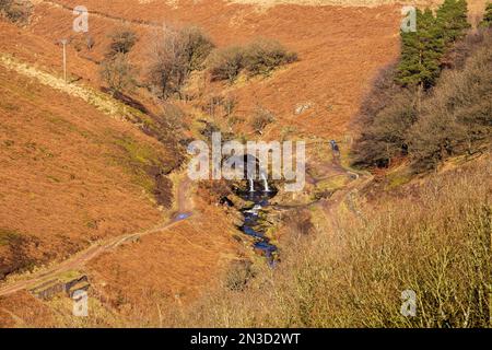 Packhorse ponte sul fiume Dane presso le tre Shires Head su Axe Edge Moor dove Cheshire, Derbyshire e Staffordshire si incontrano nel Peak District Foto Stock