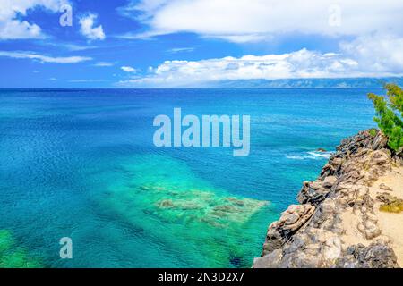 Vista aerea dell'Oceano Pacifico da una scogliera lungo Kaanapali Beach; Maui, Hawaii, Stati Uniti d'America Foto Stock
